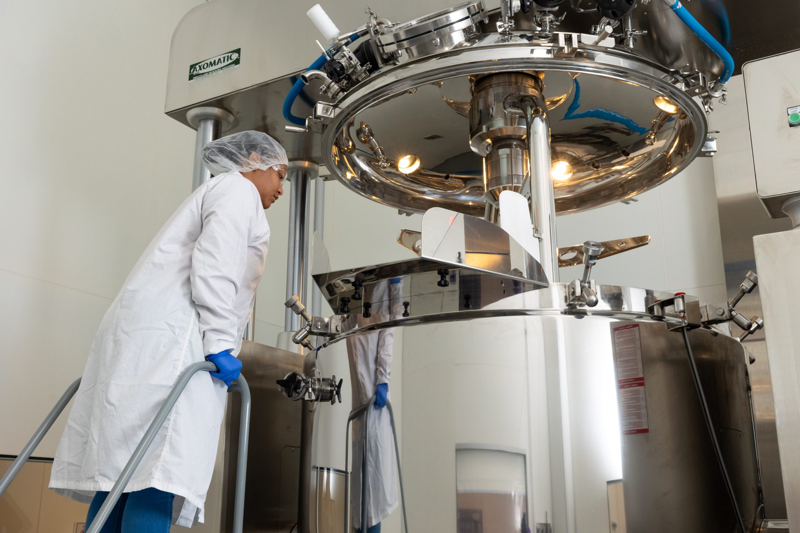 GMP commercial manufacturing of drug products using large-scale pharmaceutical mixing vessel
